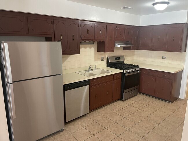 Foto del edificio - 5753 W Higgins Ave