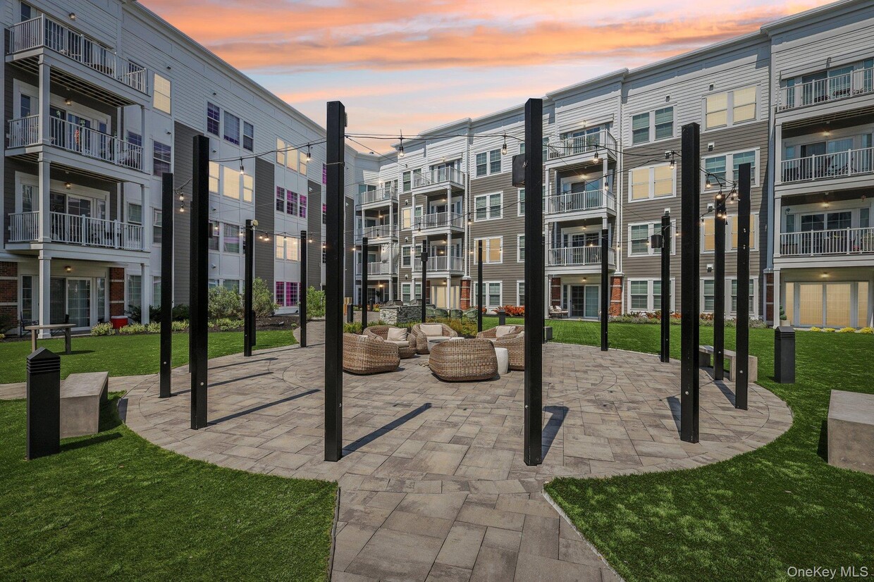 Foto principal - 75 E Hoffman Ave