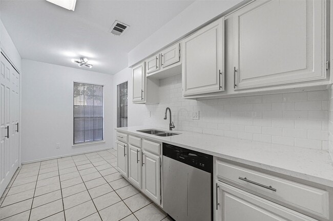 Building Photo - 1603 Brentwood Dr