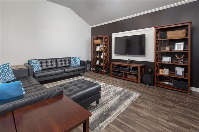 Building Photo - 3 Bed | 2 Bath | 2 Car (Deep) Garage - Val...