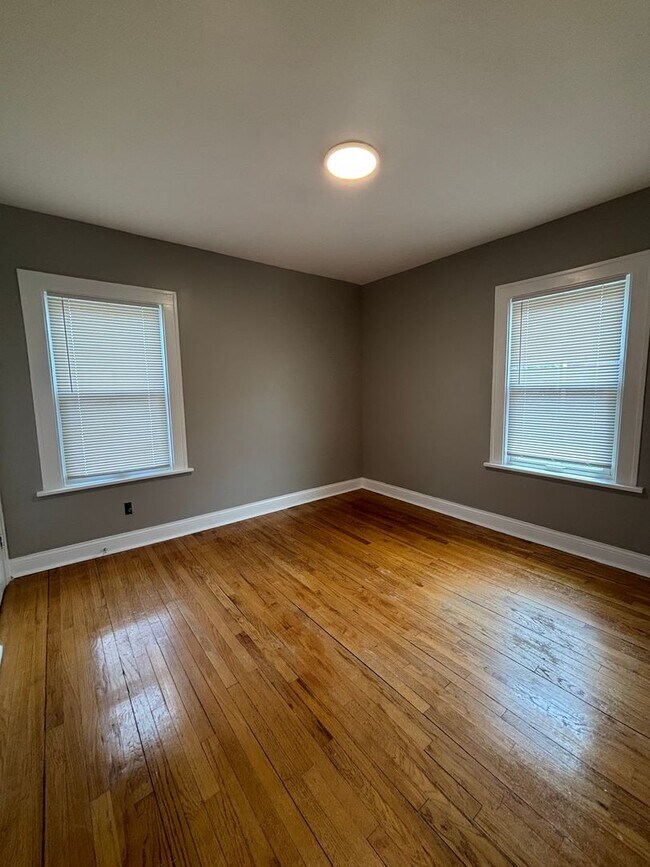 Foto del edificio - WOW! This beautifully updated 3-bedroom won't last!
