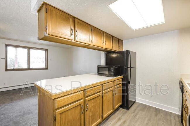 Building Photo - 1370 Estes St