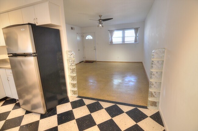 Building Photo - Available Aug 2025!  Fabulous 2 Bedroom Co...