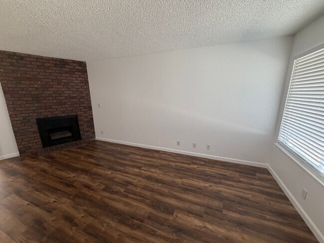Foto del edificio - 3320-3326 Meadow Way