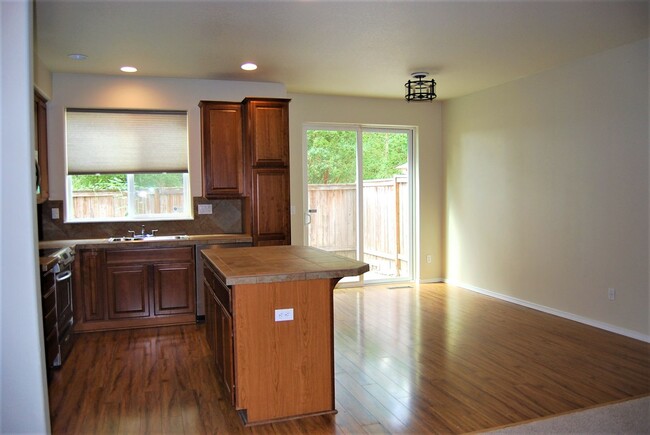 Building Photo - 3 Bedroom 2.5 Bath TownHome Newberg