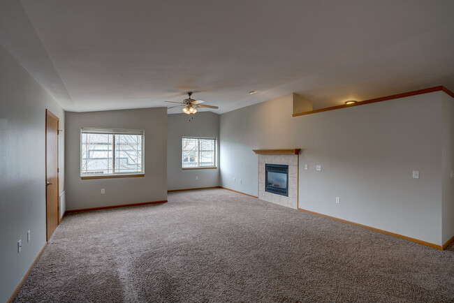 Building Photo - 260 Meadowside Dr