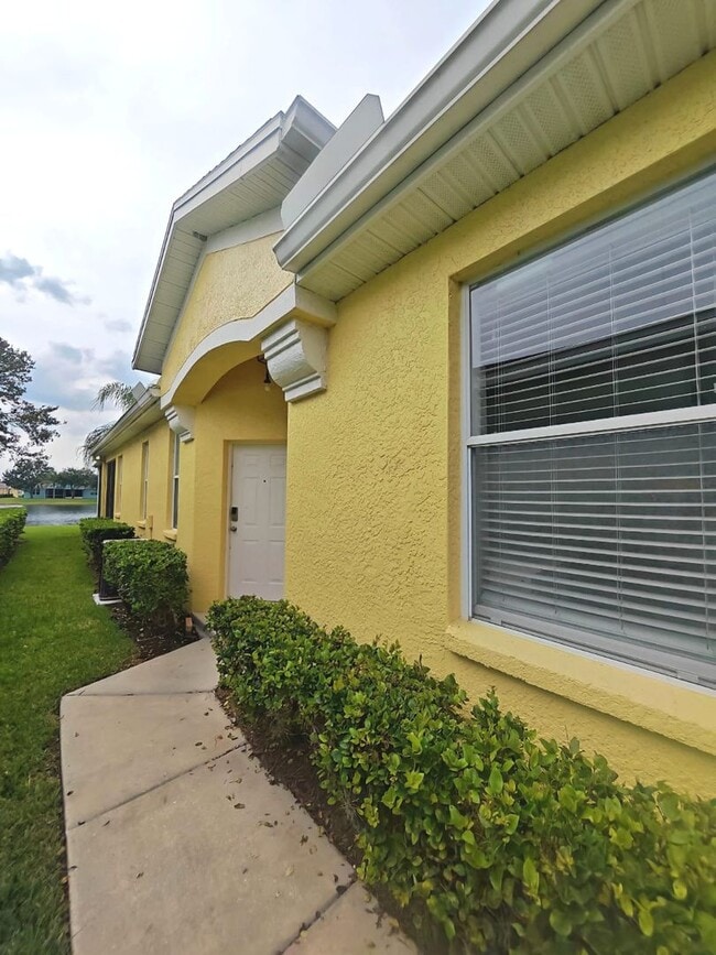 Building Photo - Fully Furnished Townhouse with Water View ...