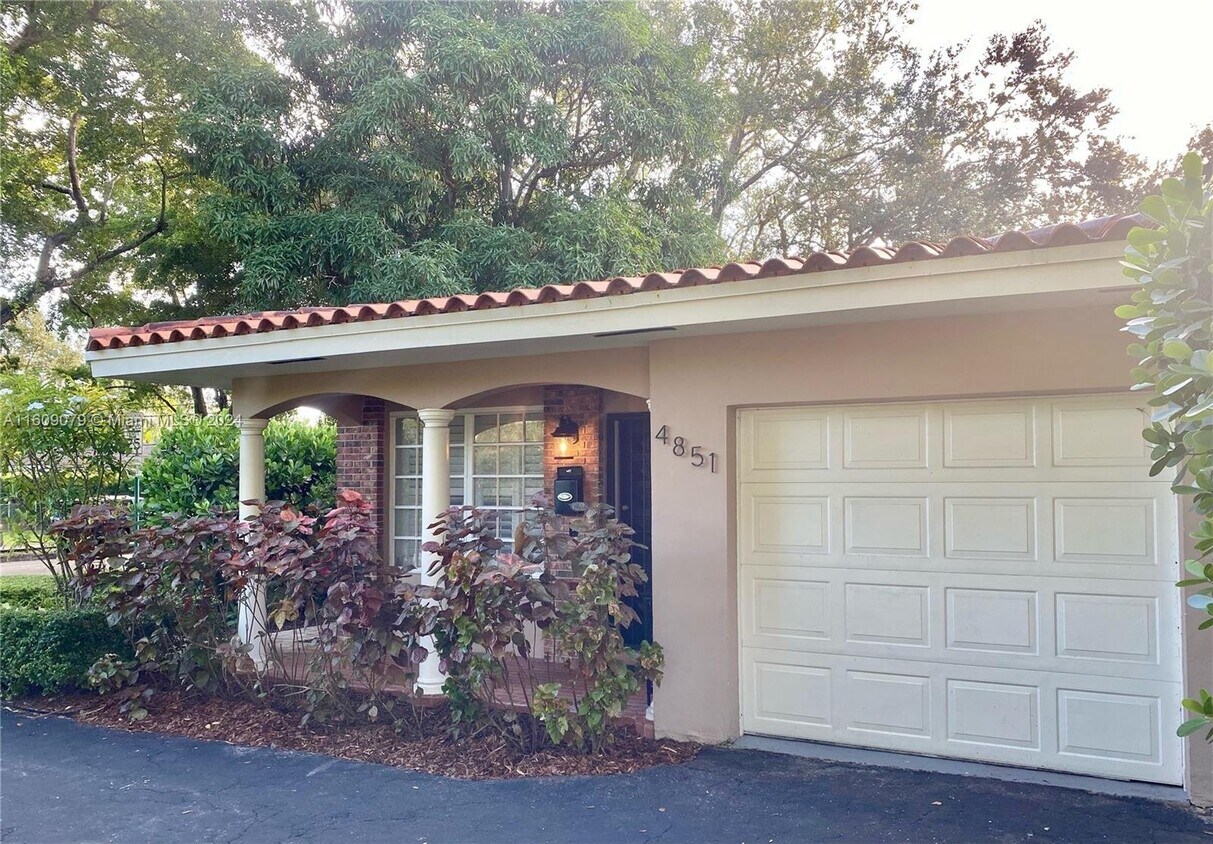 Foto principal - 4851 Southwest 57th Avenue, Miami, FL 3315...