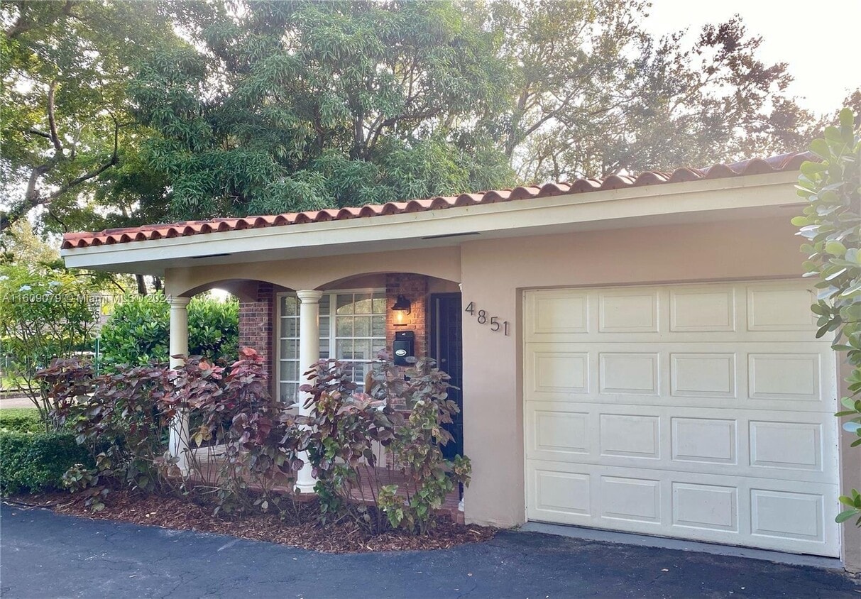 Primary Photo - 4851 Southwest 57th Avenue, Miami, FL 3315...