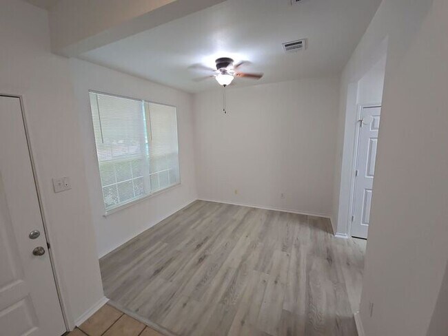 Building Photo - 205 Windridge Dr N