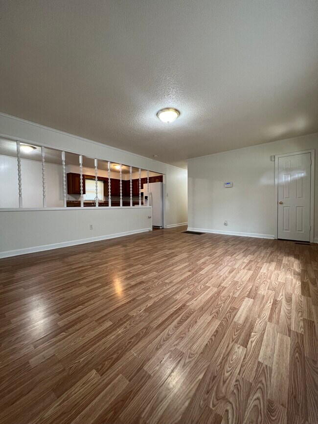 Building Photo - 305 Briarwood Cir