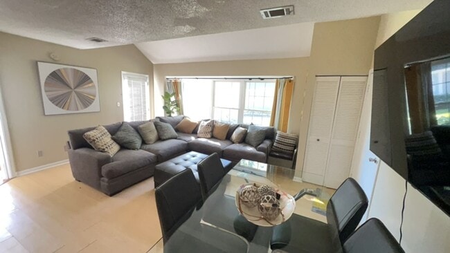 Building Photo - This 2 bedroom/1.5 bath condo has it all!