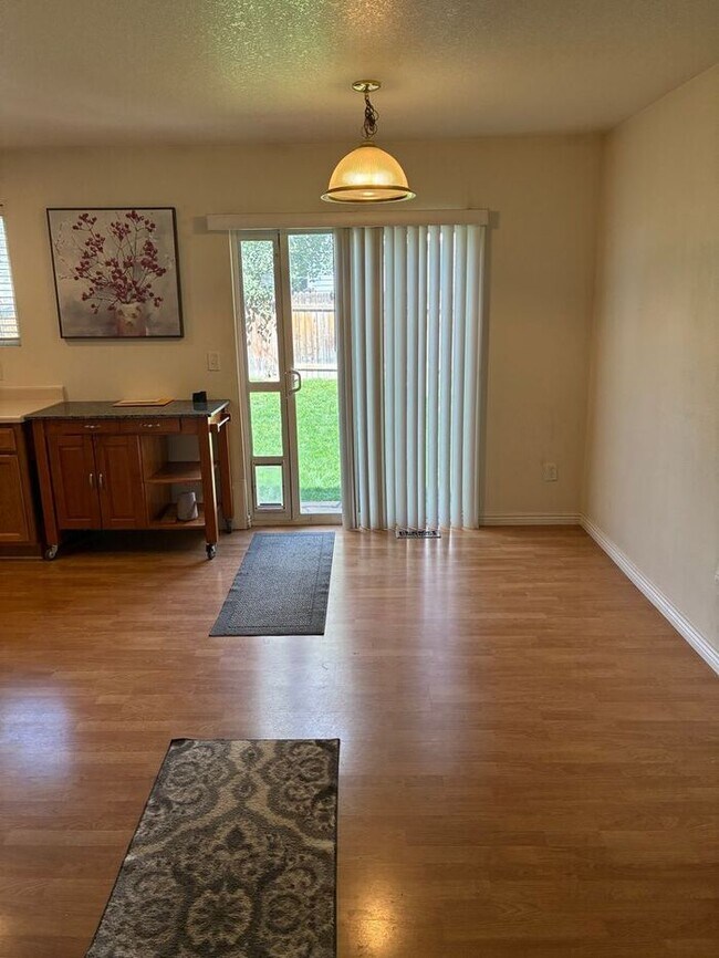 Foto del edificio - 3 Bedroom, 2.5 Bath Townhome with 2 Car At...