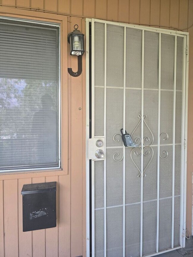 Foto del edificio - Large 2 bedroom Central location with AC!!