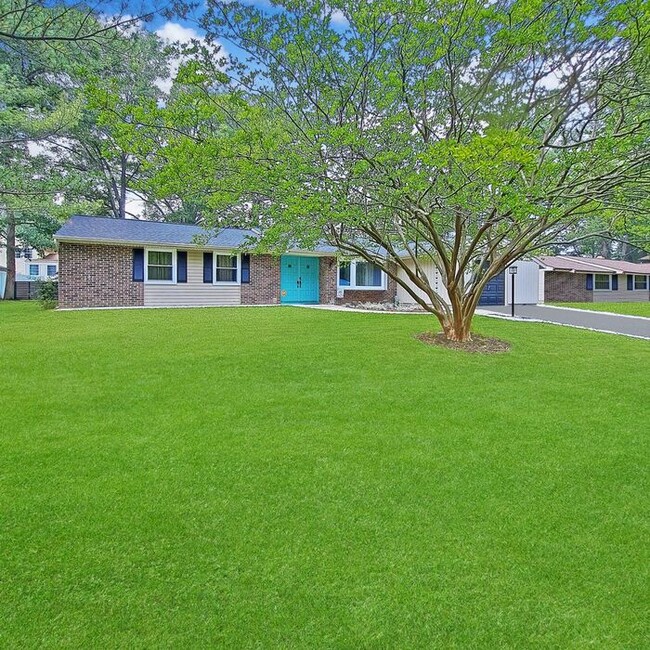 Building Photo - Lovely One Level Rambler on Cul-De-Sac, La...