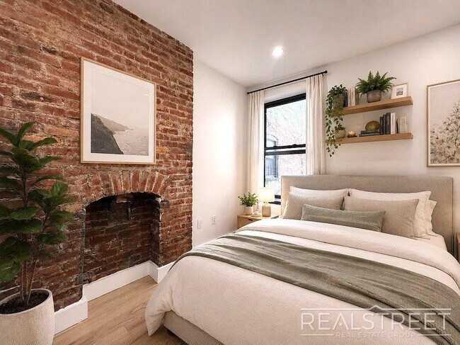 Foto del edificio - Beautifully Renovated 2-Bedroom Apartment in Flatbush