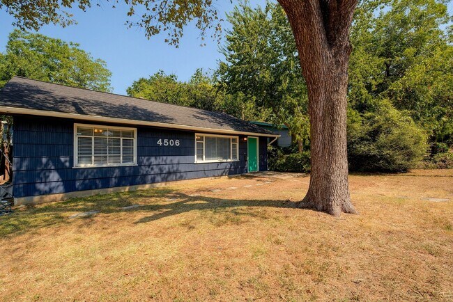 Foto del edificio - 4506 Caswell Ave