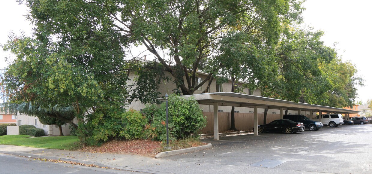 Área de estacionamiento - Pheasant Court Apartments