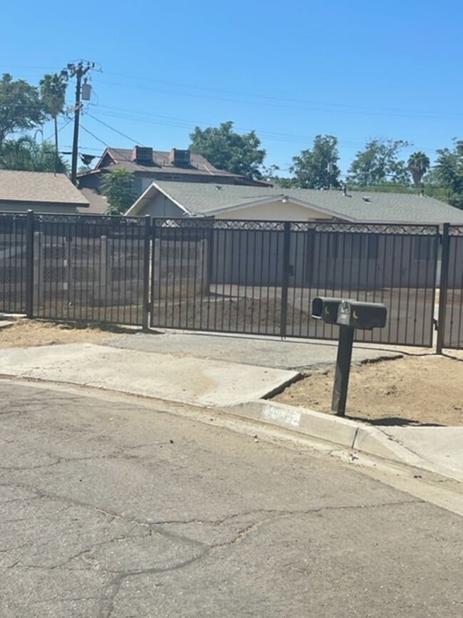 Building Photo - Nice and Cozy Duplex in the Heart of Hemet is now for rent