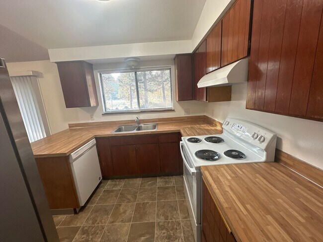 Building Photo - Old Mill 3 Bdrm House, All Appliances, W/D...