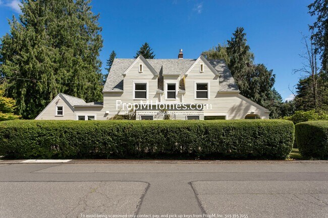 Foto del edificio - Timeless Four Bedroom Home Near Multnomah ...