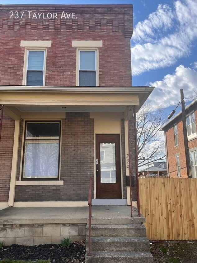 Primary Photo - Renovated 3 Bedroom Townhome!