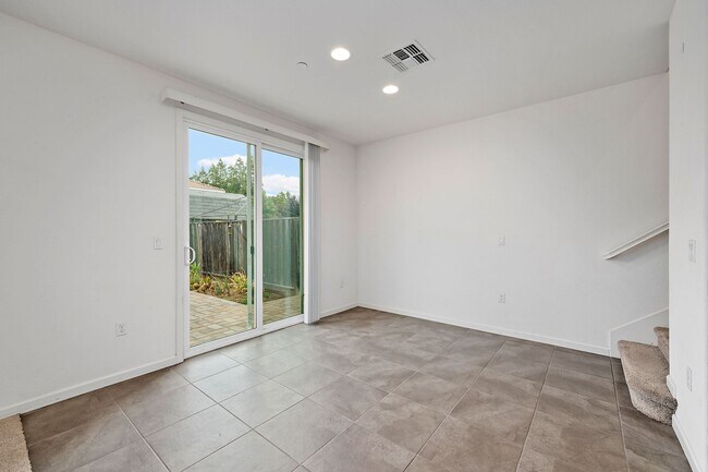 Building Photo - 3 bedroom 2.5 bath Single Family Home