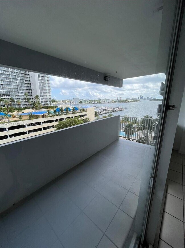 Foto del edificio - 7545 Treasure Dr