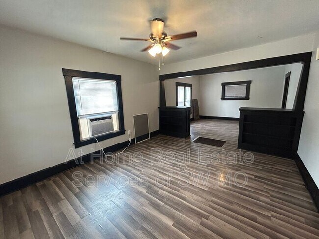 Building Photo - 413 S New Ave