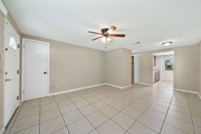 Building Photo - Now available in Lynn Haven, great location