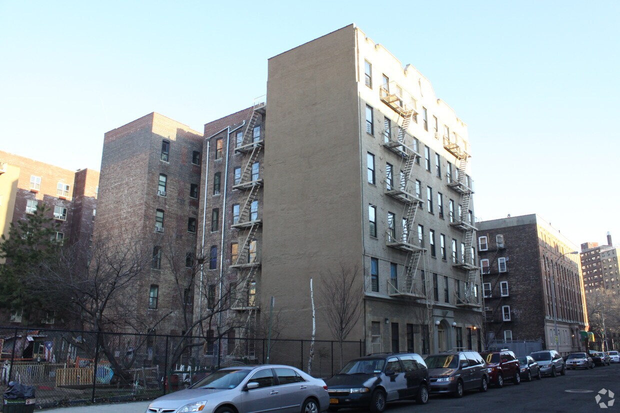 Building Photo - 627 Wales Ave