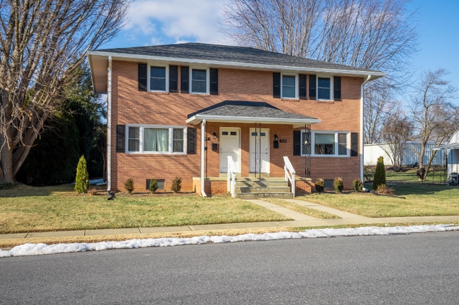 Building Photo - 707 Fairview Ave