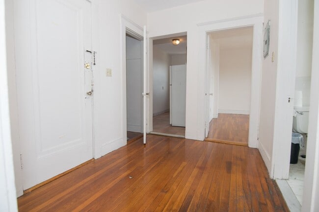 Building Photo - Awesome Budget 1 bed near T!   Heat and Ho...