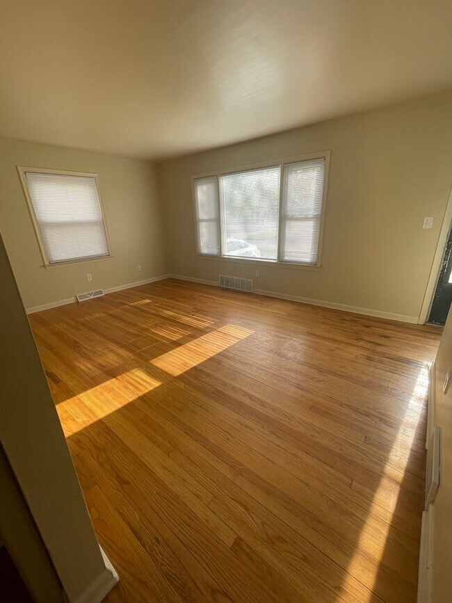 Building Photo - Darling Two-Story Home in Friendly Ypsilan...
