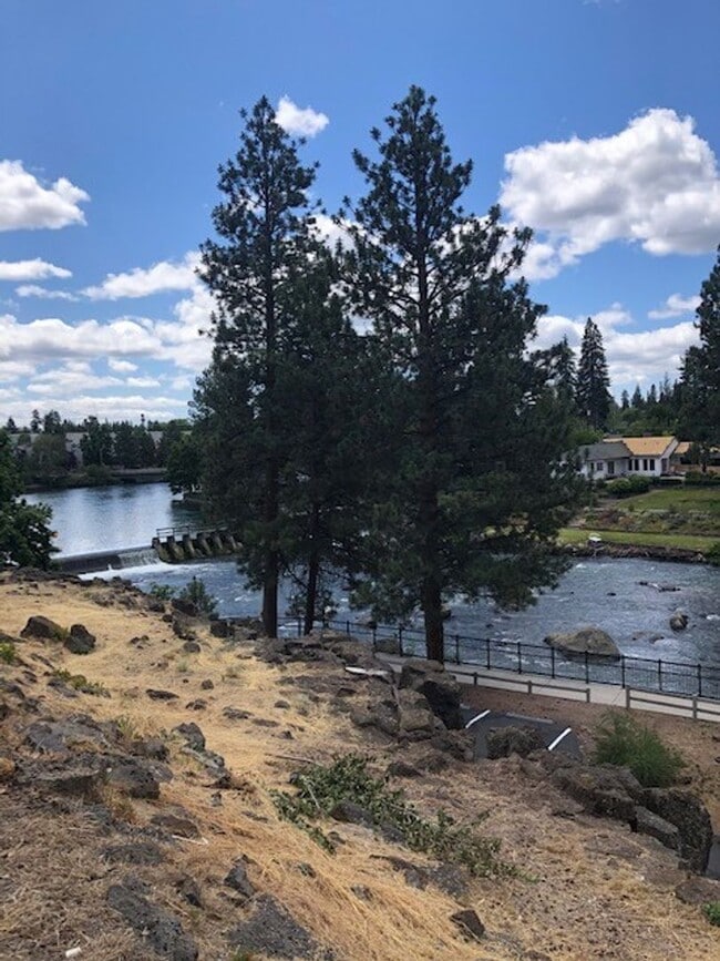 Foto del edificio - Large Studio Condo on Deschutes w/river trail access, minutes to downtown, heated pool, and cover...