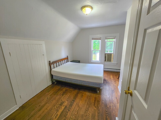 Dormitorio trasero del tercer piso - 143 Winchester Ave