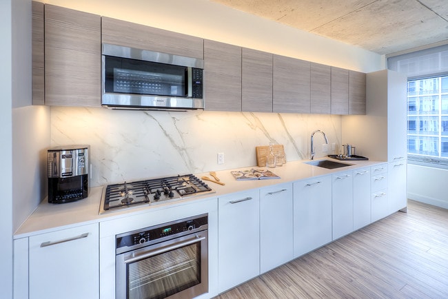 Building Photo - 150 N Desplaines St