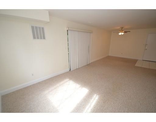 Building Photo - 7 Greenbriar Dr