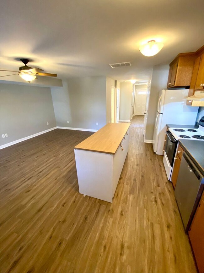 Foto del edificio - 6437 Village Woods Court