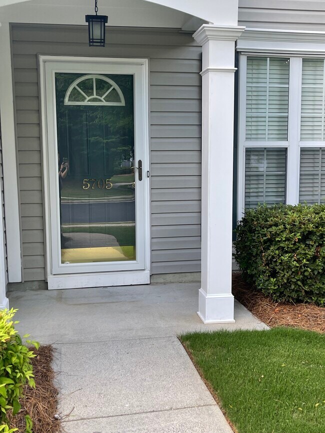 Foto del edificio - 5705 Falling Water Terrace