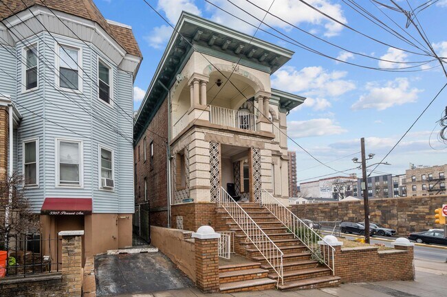 Building Photo - 3311 Pleasant Ave