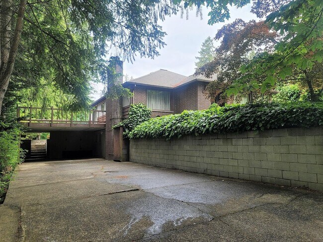 Foto del edificio - 3 Bedroom Home Convenient Bremerton Location!