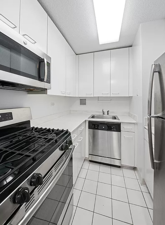 Foto del edificio - 330 E 38th St