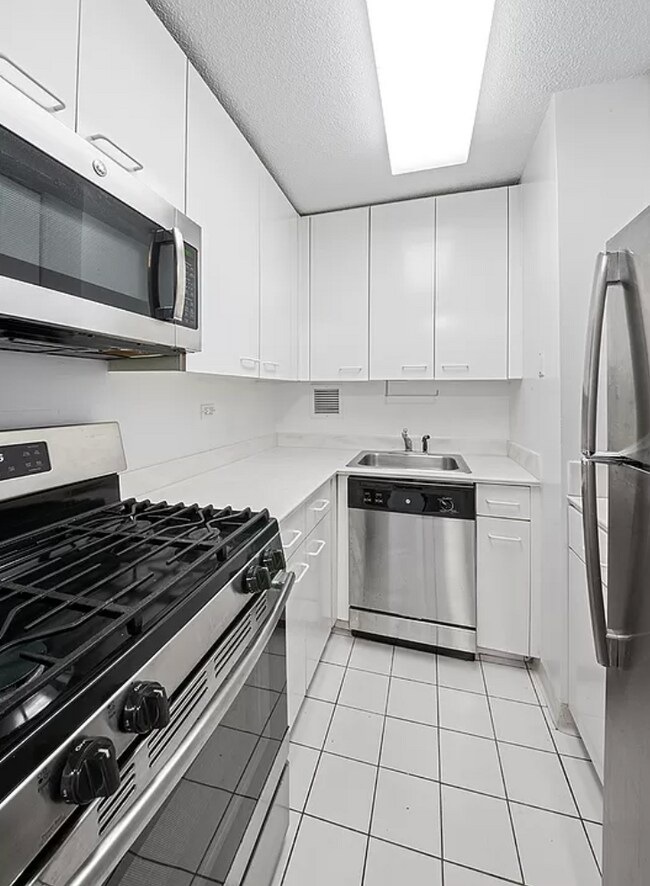 Building Photo - 330 E 38th St
