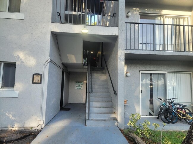 Building Photo - 1068 N Benoist Farms Rd