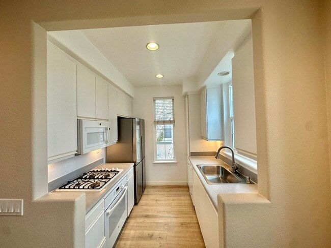 Building Photo - Second Floor Updated 2 BD / 2 BA In Carmel...