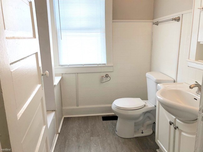 Building Photo - 1006 Churchman Ave