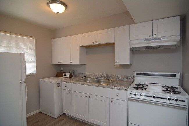 Building Photo - Charming 1 Bedroom 1 Bath Duplex! Central ...