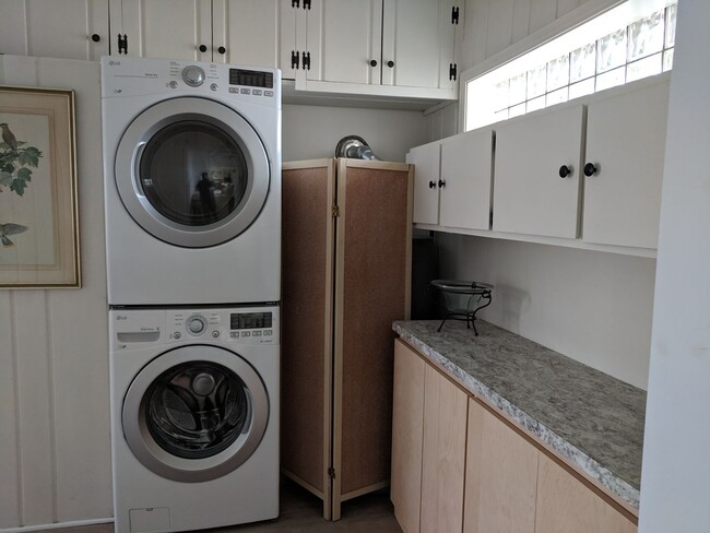 Building Photo - Fully furnished 2 bed home across from pub...