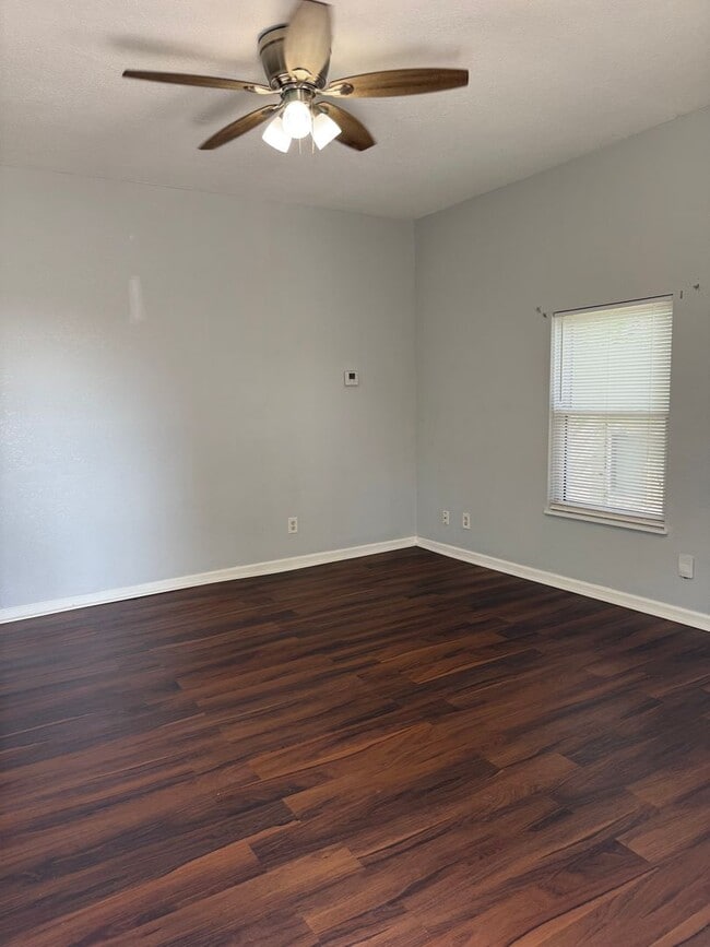 Building Photo - COMING SOON! Recently updated and convenie...